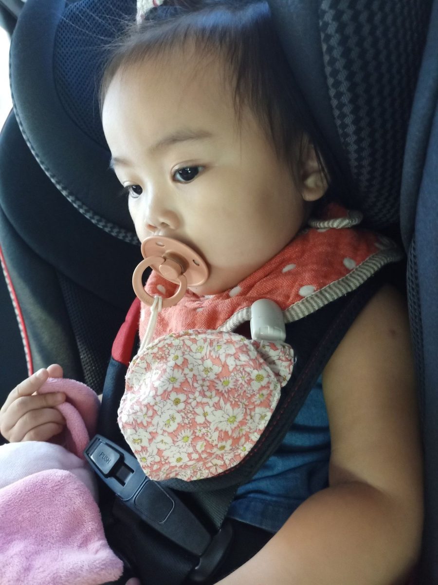 小女生坐汽座夾著蘋安收好袋