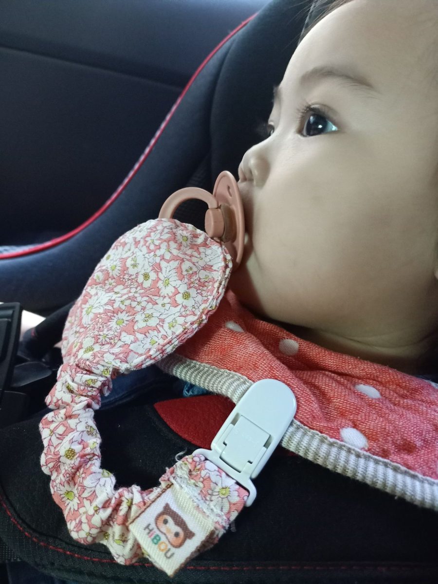 小女生坐汽座夾著蘋安袋近拍