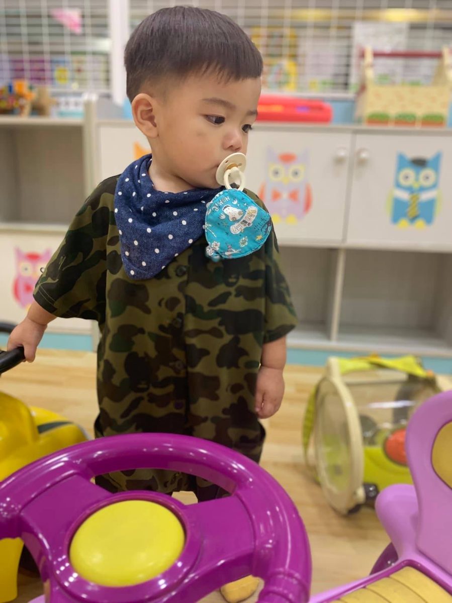 小男生在玩具室夾著蘋安袋