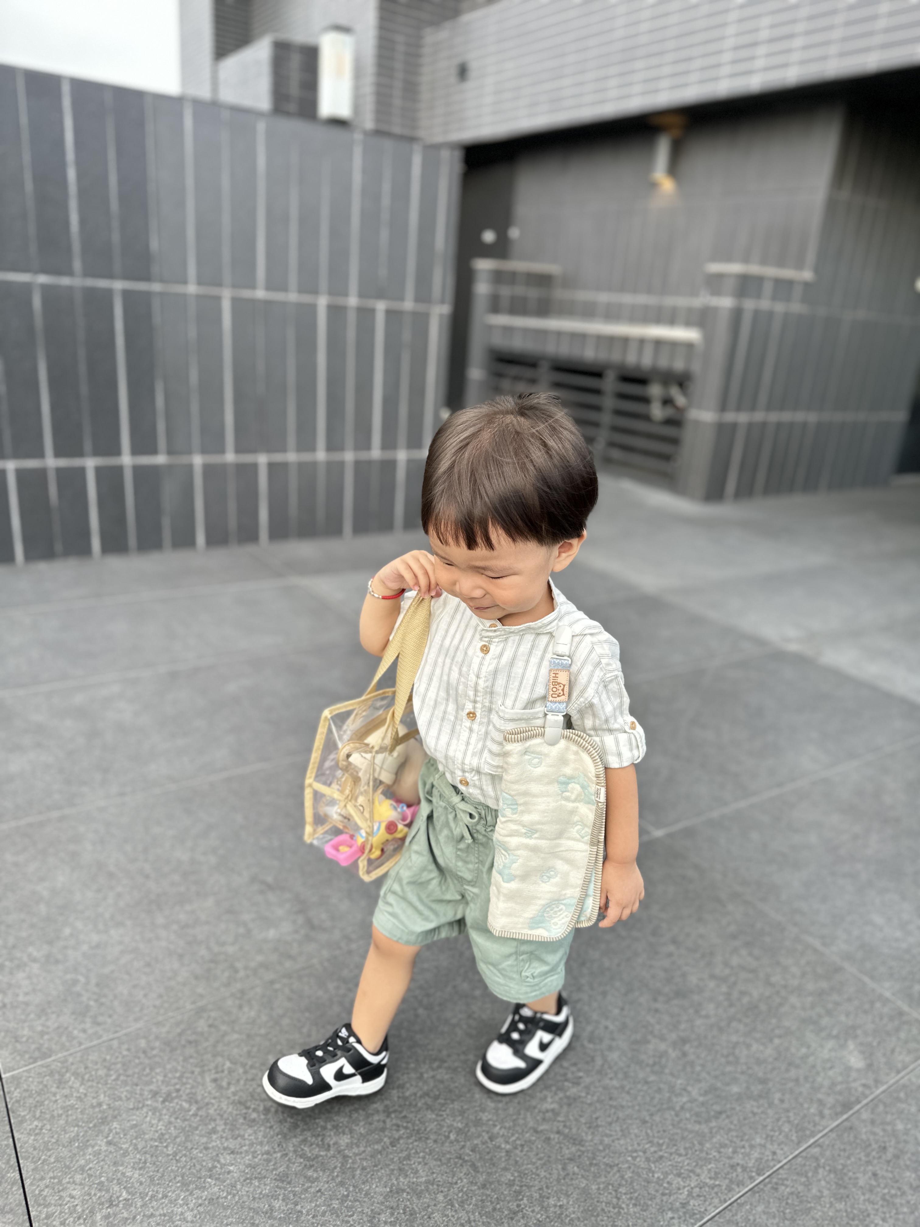 孩子背著小包出門，HiBOU手帕短夾將布巾固定在上衣旁