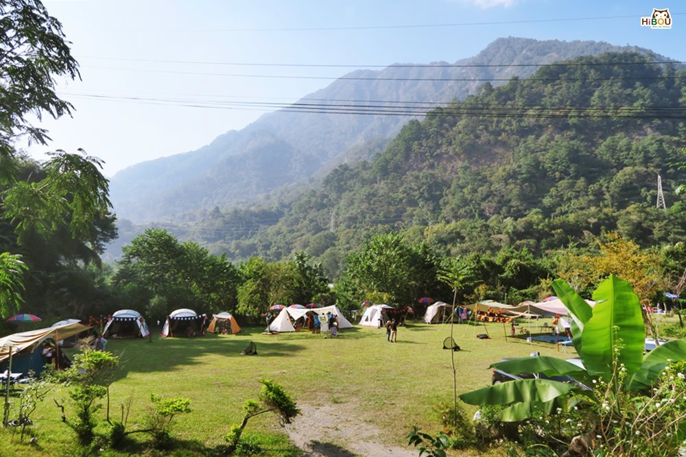 谷關達娜萊露營區草地與山景