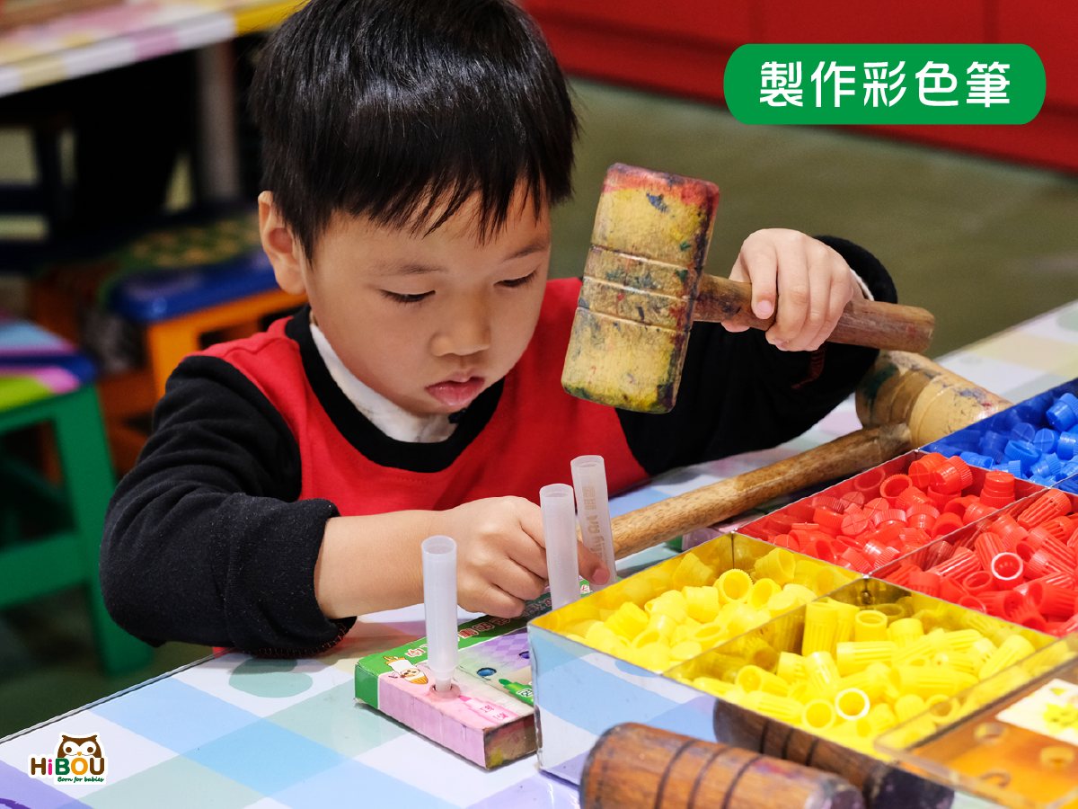 孩子在宜蘭蠟筆城堡製作彩色筆