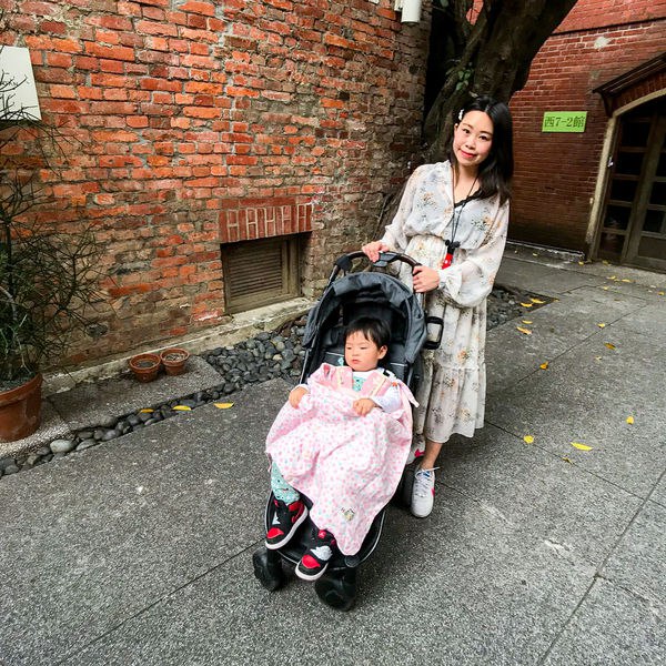 推車外出時使用 HiBOU 防風罩遮擋寶寶腿部