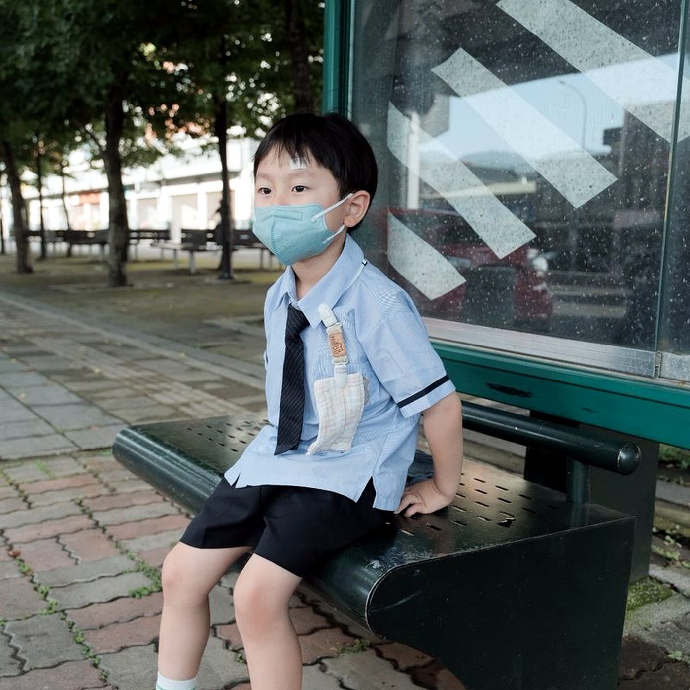 孩子穿制服使用 HiBOU 緹花織帶手帕夾